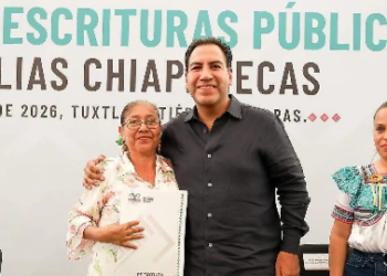 Eduardo Ramírez entrega escrituras y fortalece certeza jurídica para familias chiapanecas