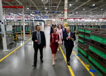 Encabeza Sheinbaum anuncio de inversión de General Motors por mil mdd para producir 80 mil autos anuales