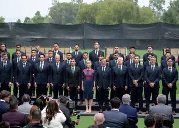 Claudia Sheinbaum abanderó a la Selección Mexicana de Futbol