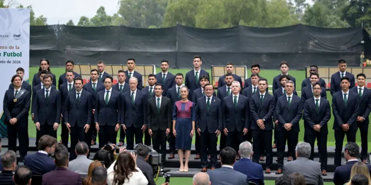 Claudia Sheinbaum abanderó a la Selección Mexicana de Futbol
