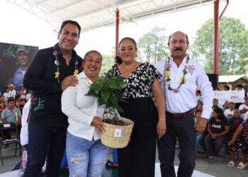 Eduardo Ramírez entrega apoyos al campo y pone en marcha obras en la Frailesca