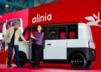 Sheinbaum presenta prototipo de Olinia, el primer vehículo eléctrico mexicano